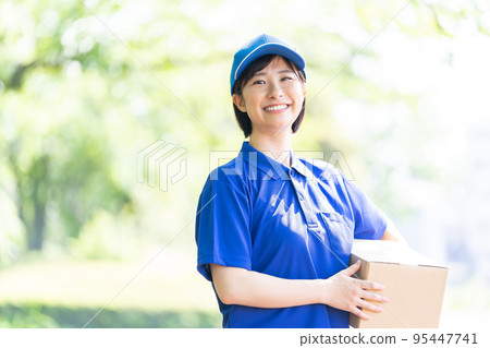 Courier 快遞員 女人 工作服 工人 包裹派送 運輸業 微笑 送貨員 文員 派送 20's 30's 人 95447741
