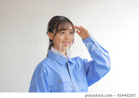 看著遠方的工作服的女人 1 95448267