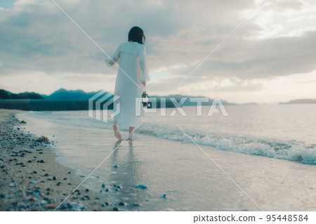 一個女人站在沙灘上的照片 一個女人站在沙灘上的照片 95448584