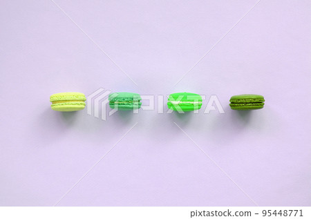 Dessert cake macaron or macaroon on trendy pastel lilac background top view 95448771