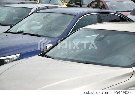 Roofs of several cars. A lot of cars stand close at rush hour 95449025