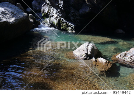 流經岩屋川的溪流(高知縣仁淀川町) 流經岩屋川的溪流(高知縣仁淀川町) 95449442