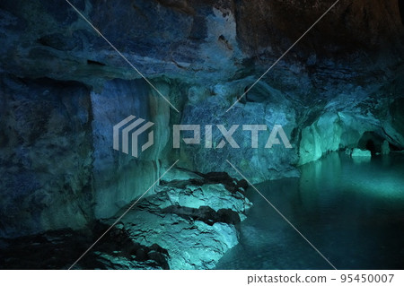This photo was taken at Kyusendo Cave in Kumamoto Prefecture. This photo was taken at Kyusendo Cave in Kumamoto Prefecture. 95450007