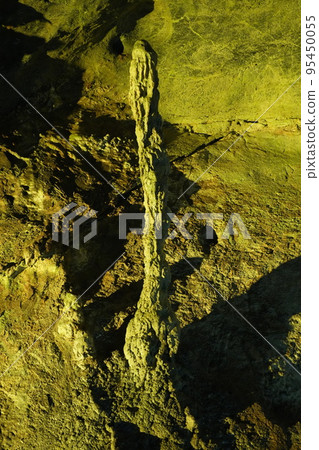 This photo was taken at Kyusendo Cave in Kumamoto Prefecture. 95450055