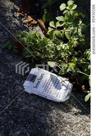 一個空煙盒被扔在路邊,沒有遵守禮儀 一個空煙盒被扔在路邊,沒有遵守禮儀 95450166