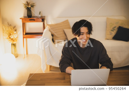 晚上在客廳看電腦的男人 95450264