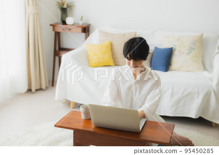 一個女人在客廳裡看電腦 一個女人在客廳裡看電腦 95450285