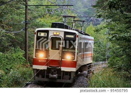 At the unexplored station “Oga Kogen” in early autumn…The 6050 series train runs fast on the Minamiaizu road 95450795