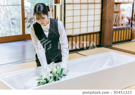 Funeral staff (woman) 95451323