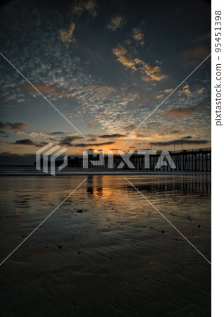 Toward sunset evening at Oceanside beach in California 95451398