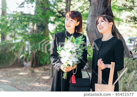 Bereaved family sending the deceased with a smile at the funeral 95451577