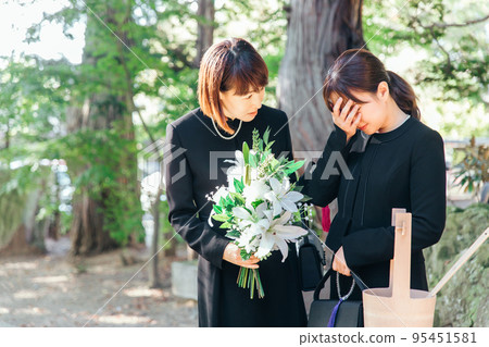 日本婦女在葬禮上安慰喪親的家人 日本婦女在葬禮上安慰喪親的家人 95451581