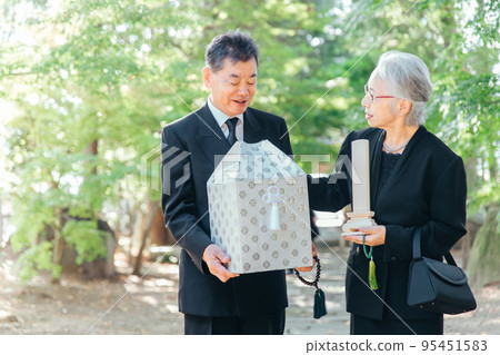 日本老夫婦在葬禮上火化遺體 日本老夫婦在葬禮上火化遺體 95451583