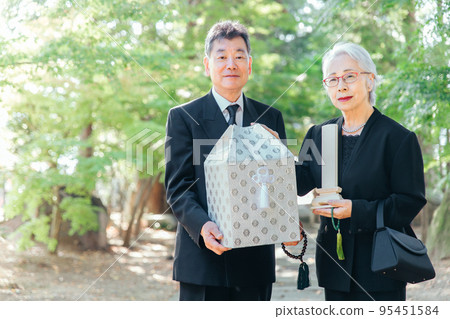 日本老夫婦在葬禮上火化遺體 日本老夫婦在葬禮上火化遺體 95451584