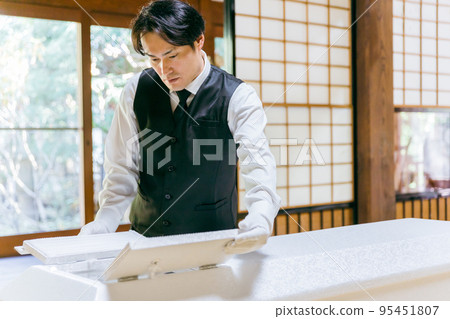 殯儀員和開棺窗的棺材人 95451807