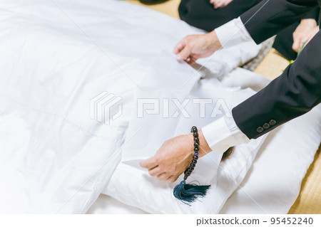 死者家屬在葬禮/守靈時為死者披上白布 95452240