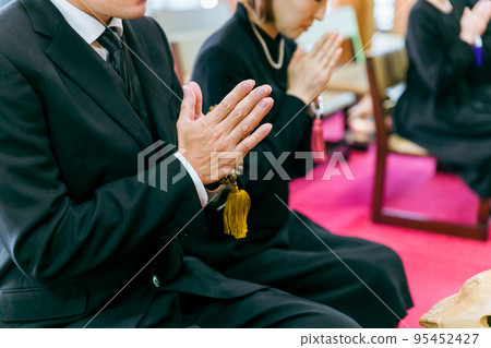 參加葬禮的死者的手（合掌） 95452427