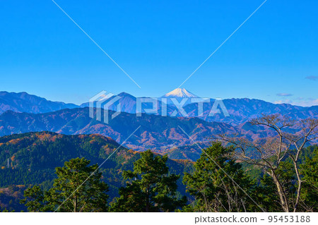 在陽光明媚的秋日從高尾山山頂看到的富士山和大室山 在陽光明媚的秋日從高尾山山頂看到的富士山和大室山 95453188