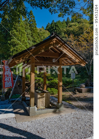 Higashi Rakufuku Shrine Temizuya Miyauchi, Nichinan-cho, Hino-gun, Tottori Higashi Rakufuku Shrine Temizuya Miyauchi, Nichinan-cho, Hino-gun, Tottori 95453264