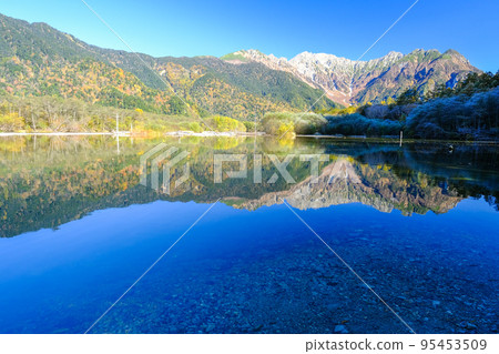 Hodaka山峰在池塘反射了 Hodaka山峰在池塘反射了 95453509