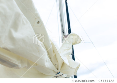 Assembling the sail of the yacht, remove the sails. Front view. 95454528