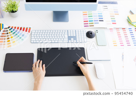Hands of the business designer 95454740