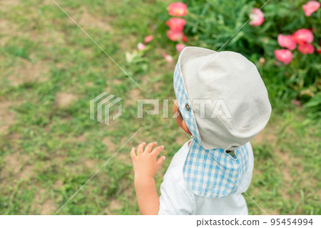 child, kid, younger 95454994