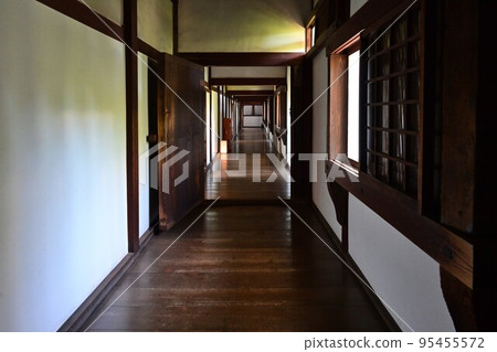 Crossing corridor "Hyakken Corridor" inside National Treasure Himeji Castle "Nishinomaru" boarding 95455572