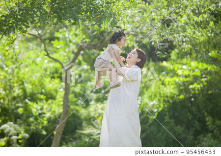 A pregnant mom and her 2-year-old daughter A pregnant mom and her 2-year-old daughter 95456433