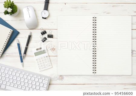 帶有普通筆記本的辦公桌的鳥瞰圖 帶有普通筆記本的辦公桌的鳥瞰圖 95456600