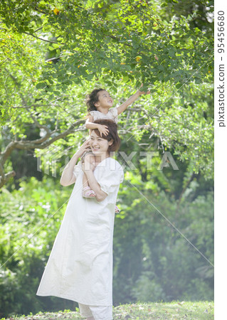 一位懷孕的媽媽和她 2 歲的女兒 一位懷孕的媽媽和她 2 歲的女兒 95456680