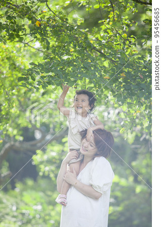 A pregnant mom and her 2-year-old daughter 95456685