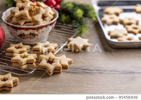 Linz Christmas cookies arranged loosely on the table Linz Christmas cookies arranged loosely on the table 95456936