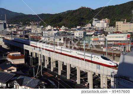 西九州新幹線海鷗號前往武雄市:N700S系列 西九州新幹線海鷗號前往武雄市:N700S系列 95457600
