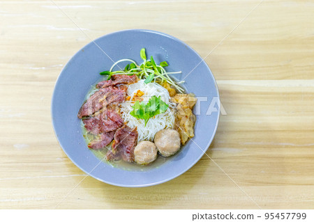 Beef noodles in soup 95457799