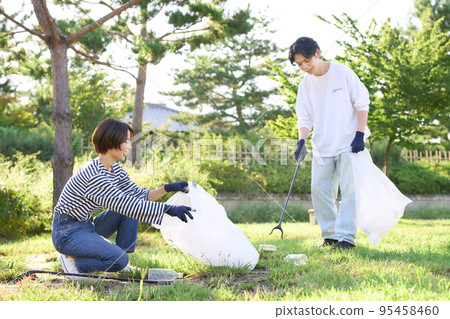 青年男女撿垃圾志願者清潔形象 95458460