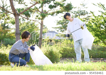 青年男女撿垃圾志願者清潔形象 95458461