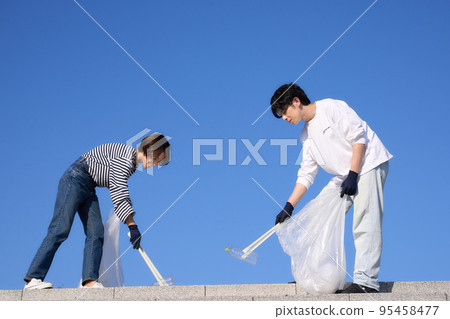 青年男女在陽光明媚的天氣下在戶外撿垃圾志願者清潔形象 青年男女在陽光明媚的天氣下在戶外撿垃圾志願者清潔形象 95458477