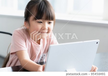 Elementary school girl learning programming 95458491