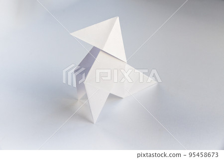 Paper hen origami isolated on a white background 95458673
