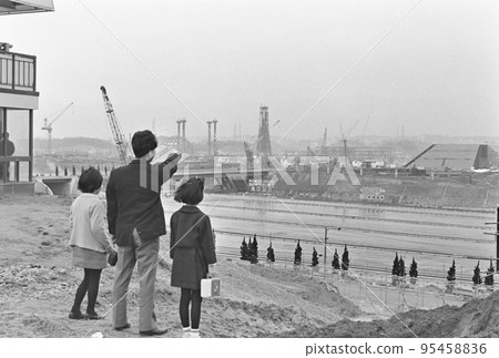 <大阪府>大阪世博會，建設中的世博園區從觀察角看 95458836