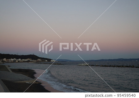 在日落時的海岸 95459540