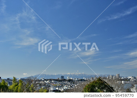 Omotetanzawa covered with snow and the streets of Machida City 95459770