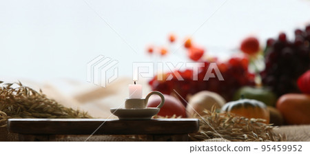 教堂感恩節裝飾和背景與蠟燭和水果以及穀物小麥和大麥 95459952