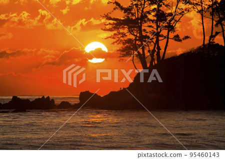 The sun rising over Myeongseondo Island 95460143