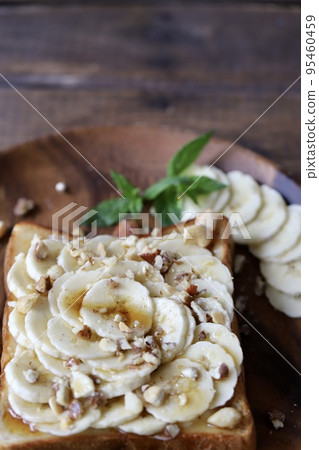 Banana, maple and nut toast arrangement Banana, maple and nut toast arrangement 95460459