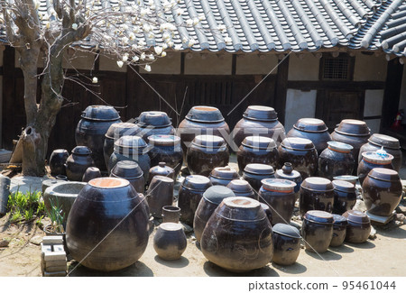 求禮云上傳統韓屋前院的老式長德台 95461044