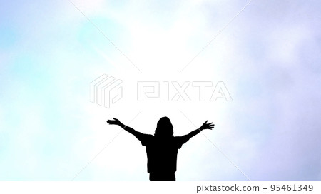 一個女人的剪影,她張開雙手_精神背景_寬 一個女人的剪影,她張開雙手_精神背景_寬 95461349