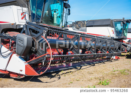 Agricultural harvester and its mechanism for mowing grain Agricultural harvester and its mechanism for mowing grain 95463268