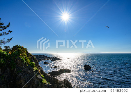 被太陽照亮的日本新潟海 被太陽照亮的日本新潟海 95463992